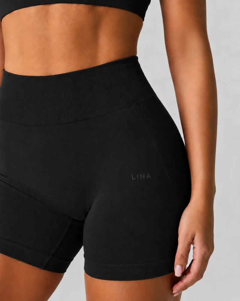 Smooth Seamless Midi Shorts Black